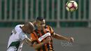 Duel pemain PS TNI, Talin Facundo (kiri) dan pemain Perseru Serui, Silvio Escobar saat laga Liga 1 2017 di Stadion Pakansari, Bogor, MInggu (18/6/2017). PS TNI menang 1-0. (Bola.com/Nicklas Hanoatubun)