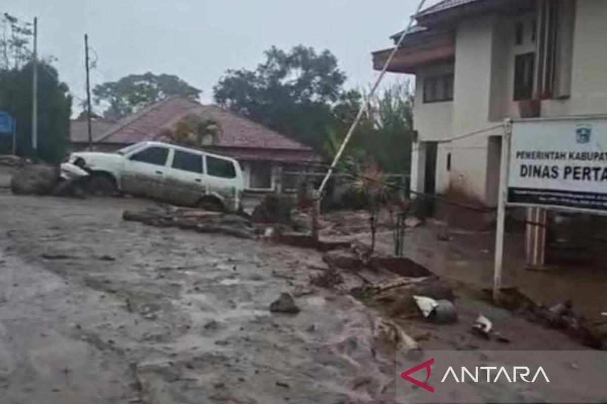 Kantor Dinas Pertanian Kabupaten Solok, Sumatera Barat terkena material banjir bandang (Istimewa)
