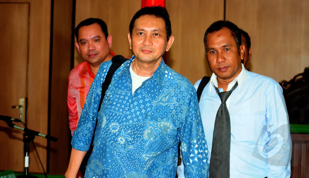 Mantan Kepala Dinas Perhubungan DKI Jakarta Udar Pristono (tengah) saat tiba di Pengadilan Negeri Jakarta Pusat, Rabu (18/3/2015). Udar Pristono mempraperadilankan Kejaksaan Agung atas penyitaan aset miliknya. (Liputan6.com/Yoppy Renato)