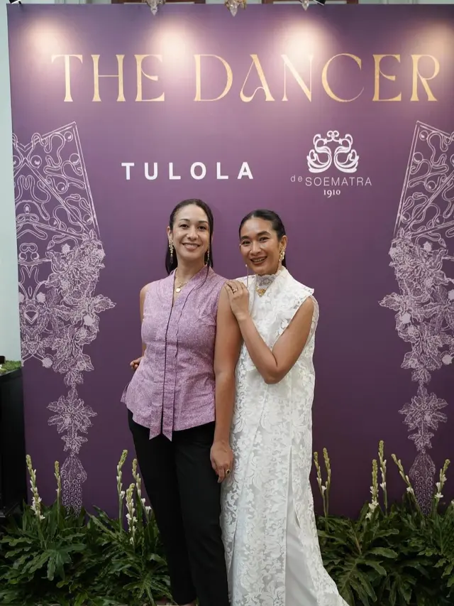 Happy Salma dan Dewi Sri Luce (Instagram/@tuloladesigns)