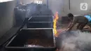 Pekerja merebus ikan cakalang untuk dijual ke pasar di Rumah Produksi Ikan Cakalang, Jagakarsa, Jakarta, Sabtu (19/11/2022). Kementerian Kelautan dan Perikanan (KKP) mengajak masyarakat untuk mengkonsumsi olahan ikan asli Indonesia yang komposisi gizinya tidak kalah dengan ikan impor dan harga yang lebih terjangkau. (Liputan6.com/Herman Zakharia)