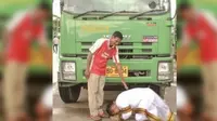 Klanarong Srisakul yang baru lulus kuliah dan mendapat gelar insinyur bersujud dan mencium kaki seorang tukang sampah (Facebook)