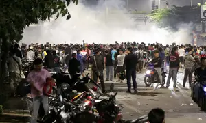 Massa berkumpul saat terjadi ricuh akibat unjuk rasa di sekitar jalan Pejompongan, Jakarta, Rabu (25/9/2019). Polisi menembakan gas air mata di kerumunan massa setelah unjuk rasa pelajar STM bentrok dengan aparat kepolisian dibelakang Gedung DPR/MPR. (Liputan6.com/Helmi Fithriansyah)