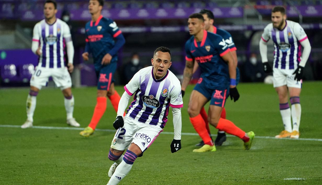 Gelandang Real Valladolid, Fabian Orellana melakukan selebrasi usai mencetak gol ke gawang Sevilla dalam laga lanjutan Liga Spanyol 2020/2021 pekan ke-28 di Jose Zorrilla Stadium, Valladolid, Sabtu (20/3/2021). Valladolid bermain imbang 1-1 dengan Sevilla. (AFP/Cesar Manso)