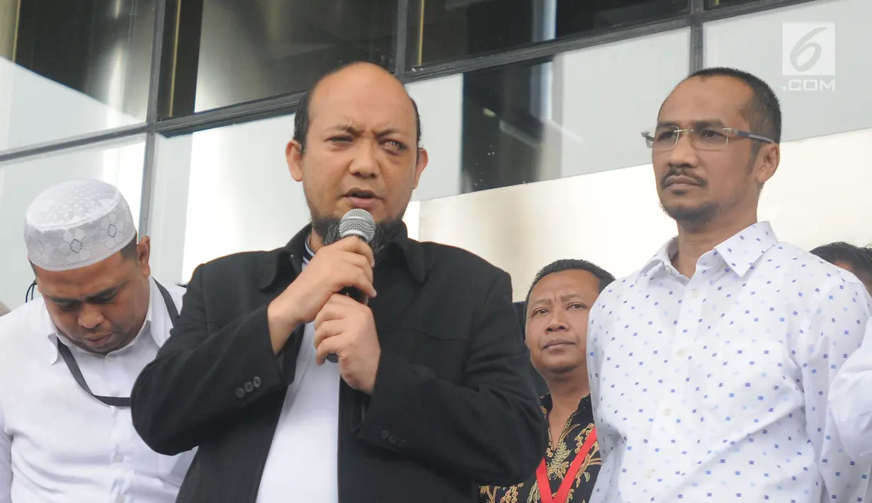 Penyidik senior KPK Novel Baswedan memberi keterangan saat datang ke Gedung KPK, Jakarta, Kamis (22/2). Sebelumnya Novel Baswedan disiram air keras saat pulang salat berjamaah pada subuh 11 April 2017. (Liputan6.com/Herman Zakharia)