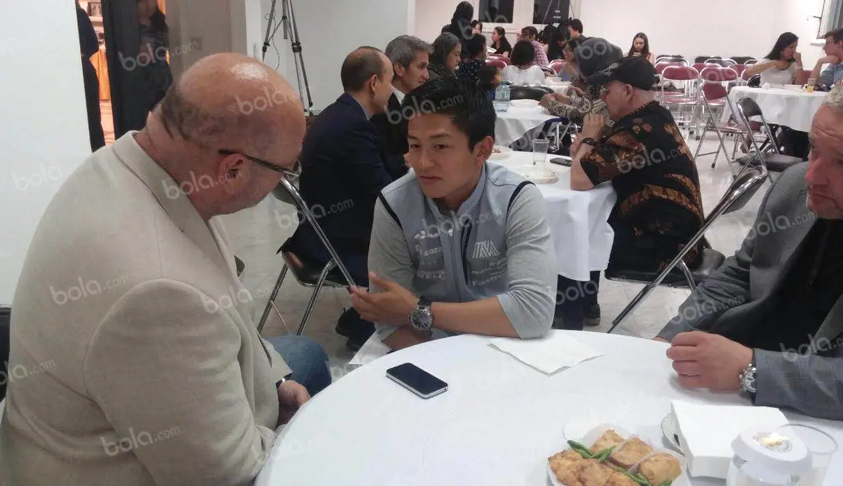 Pebalap Manor Racing asal Indonesia, Rio Haryanto, saat diwawancarai wartawan media dari Slovakia saat acara meet and greet di Kantor KBRI Wina, Austria, Selasa (28/6/2016). (Bola.com/Reza Khomaini)