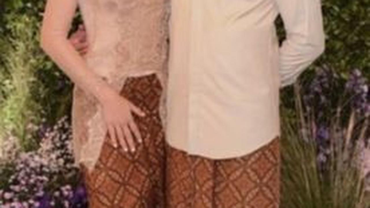Pasangan yang baru saja CLBK, Al Ghazali dan Alyssa Daguise tampil serasi di pernikahan Thariq dan Aaliyah. Keduanya mengenakan seragam bridesmaid sederhana tanpa banyak aksesoris.