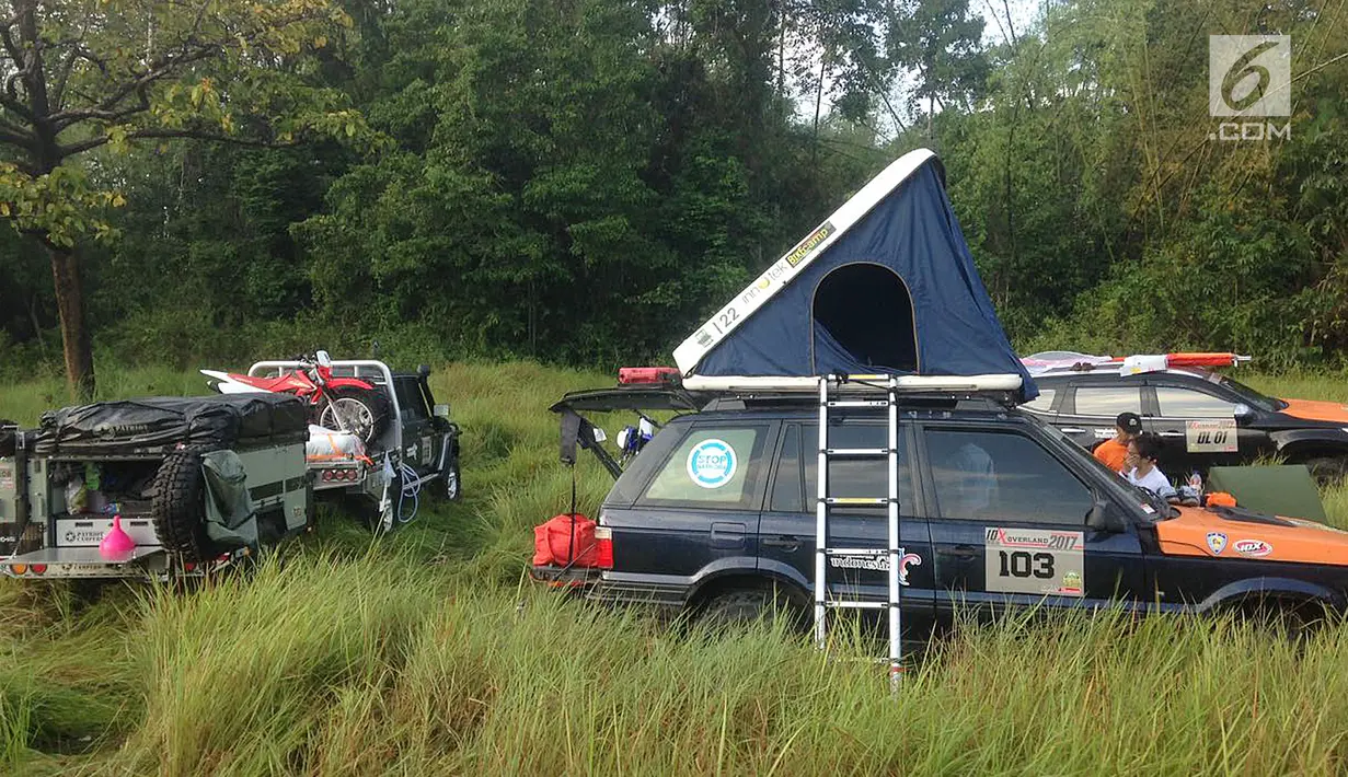 Peserta overland beristirahat di base camp pada hari kedua Indonesia Offroad Expedition (IOX) Celebes 2017, Sulawesi Tenggara, Minggu (8/10). Sebelumnya mereka bermalam di Taman Nasional Rawa Aopa Watumohai. (Liputan6.com/Pool/Ridhwan Siregar)