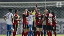 Pemain Bali United Leonard Tupamahu mendapat kartu merah saat melawan Persib Bandung pada laga BRI Liga 1 di Stadion Indomilk Arena, Tangerang, Sabtu (18/9/2021). Persib Bandung ditahan imbang 10 pemain Bali United dengan skor 2-2. (Bola.com/M. Iqbal Ichsan)