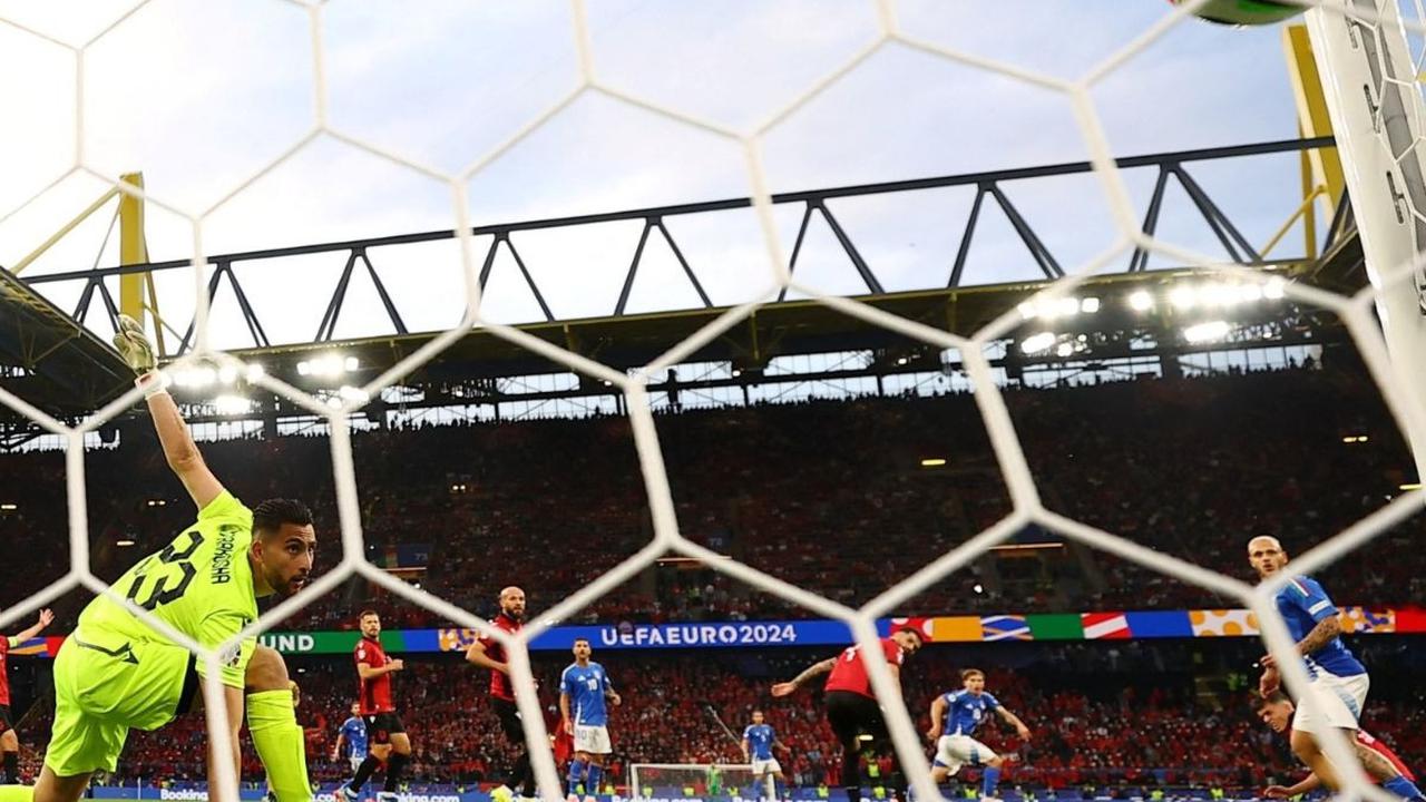 Di awal babak pertama, Italia sempat tertinggal setelah gol cepat yang dicetak oleh pemain Albania, Nedim Bajrami. Namun, Gli Azzurri sukses membalikkan keadaan dengan gol-gol spektakuler dari Alessandro Bastoni dan Nicolo Barella.<br>