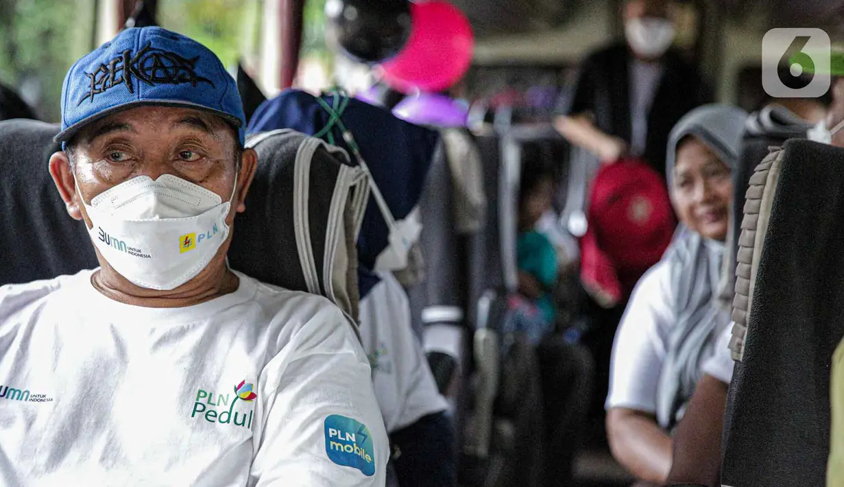 <p>Sejumlah pemudik berada di dalam bus tujuan mereka untuk mudik bareng gratis BUMN di kawasan Jakarta, Rabu (27/4/2022). Total peserta program Mudik Aman Mudik Sehat Bersama BUMN 2022 mencapai 12.450 orang. (Liputan6.com/Faizal Fanani)</p>