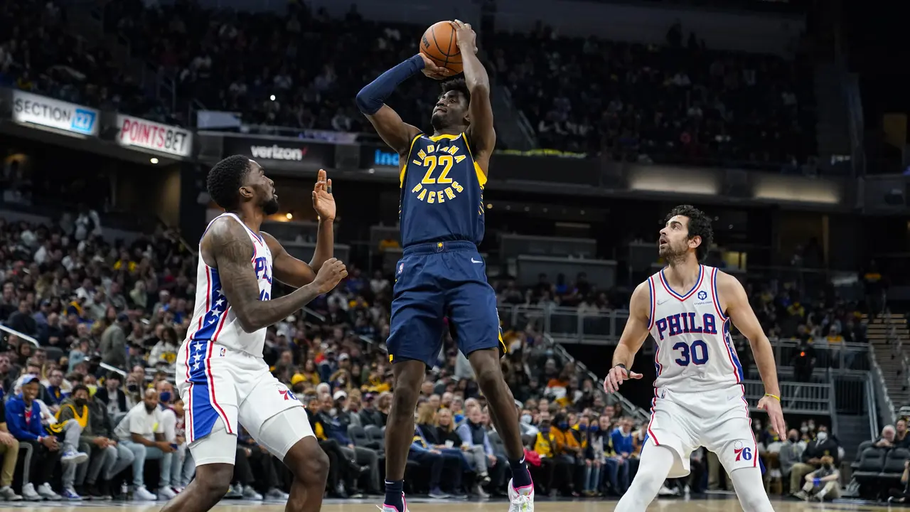 Pemain Pacers Caris LeVert (No 22) melepaskan tembakan saat bertemu Sixers di lanjutan NBA