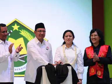 Menteri Agama, Lukman Hakim Saifuddin (tengah) bersama Menko PMK, Puan Maharani menekan tombol Deklarasi Gerakan Nasional Revolusi Mental Dimulai dari Pendidikan di Senayan, Jakarta, Selasa (15/12/2015). (Liputan6.com/Helmi Fithriansyah)