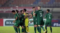 Para pemain PSS Sleman melakukan selebrasi usai mengalahkan Bali United 4-2 melalui babak adu penalti dalam laga perempatfinal Piala Menpora 2021 di Stadion Si Jalak Harupat, Bandung, Senin (12/4/2021). (Bola.com/Ikhwan Yanuar)