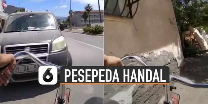 VIDEO: Ngilu, Aksi Pesepeda Melintasi Jalan Bikin Deg-Degan