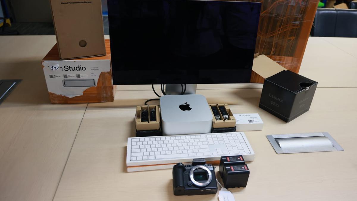 KPK tunjukkan barang sitaan Faizal Assegaf tersangka korupsi Bea Cukai — dari Mac Mini hingga kamera Lumix. Aset ini resmi di tangan negara. #KPK #BeaCukai #Korupsi