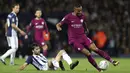 Pemain Manchester City, Danilo (kanan) melewati adangan pemain West Bromwich Albion, Claudio Yacob pada laga Piala Liga Inggris di The Hawthorns, West Bromwich, (20/9/2017). City menang 2-1.(David Davies/PA via AP)