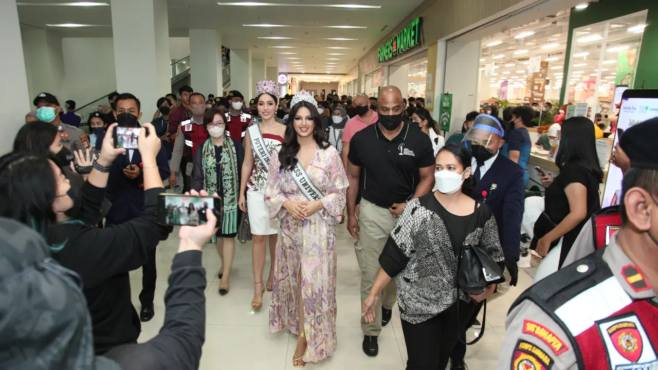 Miss Universe 2021 Harnaaz Sandhu, dan Puteri Indonesia 2022 Laksmi Shari De Neefe Suardana mendatangi sebuah mal di Depok.