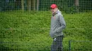 Pelatih Arsenal,  Arsene Wenger tiba untuk sesi latihan di London Colney, Inggris (2/5). Arsenal akan bertanding melawan wakil Spanyol, Atletico Madrid pada leg kedua babak semifinal Liga Europa di Wanda Metropolitano. (AFP Photo/Dennis Adrian)