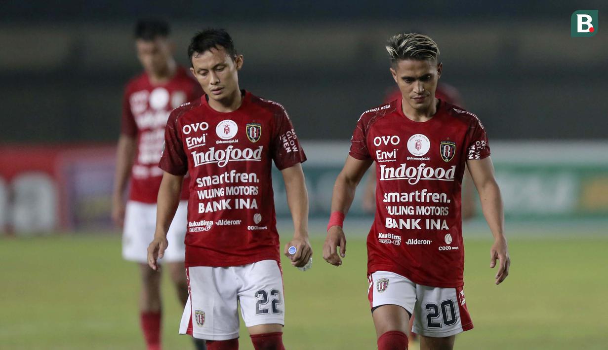 Ekspresi dua pemain Bali United, Dias Angga Putra (kiri) dan Mohammad Sidik Saimima usai timnya dikalahkan PSS Sleman 2-4 melalui babak adu penalti dalam laga perempatfinal Piala Menpora 2021 di Stadion Si Jalak Harupat, Bandung, Senin (12/4/2021). (Bola.com/Ikhwan Yanuar)