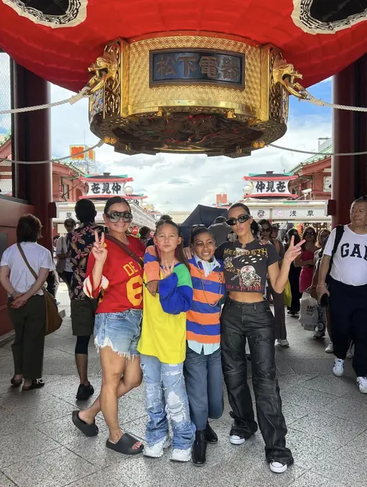 North banyak bereksplorasi dengan gaya fashion dan tampilan makeupnya.  [Foto: Kim Kardashian/ Instagram]