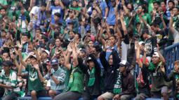 Aksi Bonek dan Bobotoh saat mendukung Persebaya melawan PSIS Semarang dalam laga perdana babak 8 besar Grup Y Liga 2 Indonesia di Stadion GBLA, Bandung, (15/11/2017). Persebaya menang atas PSIS Semang 1-0. (Bola.com/Ronald Seger)