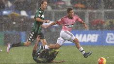 Penyerang Juventus, Paulo Dybala berusaha mencetak gol ke gawang Sassuolo pada laga Serie A di Stadion Mapei, Italia, Rabu (28/10/2015). Juventus kalah 0-1. (Reuters/Giampiero Sposito)
