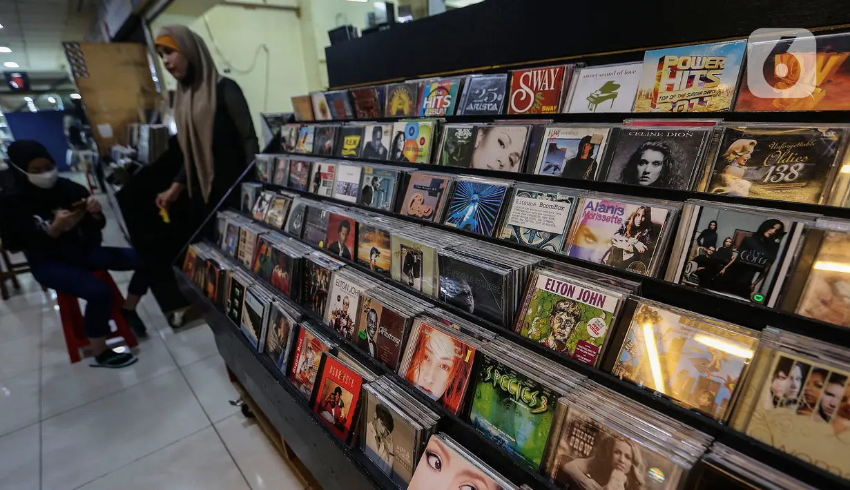 Pecinta musik memilah Piringan Hitam, CD, dan Kaset pita di toko "Wow Record Store", Blok M Squere, Jakarta, Jumat (12/3/2021). Pedagang mengakui diterpanya digitalisasi barang jualannya menjadi sangat segmented, apalagi ditengah pandemi lebih sangat terbatas. (Liputan6.com/Johan Tallo)