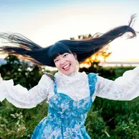 ilustrasi perempuan gembira bahagia/Photo by frank minjarez/Pexels