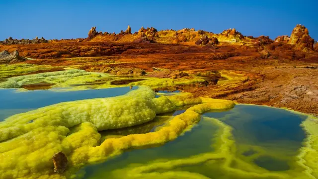 Pemandangan Alam yang Warna-warni Secara Natural, Bak Negeri Dongeng. (Sumber: brainberries)