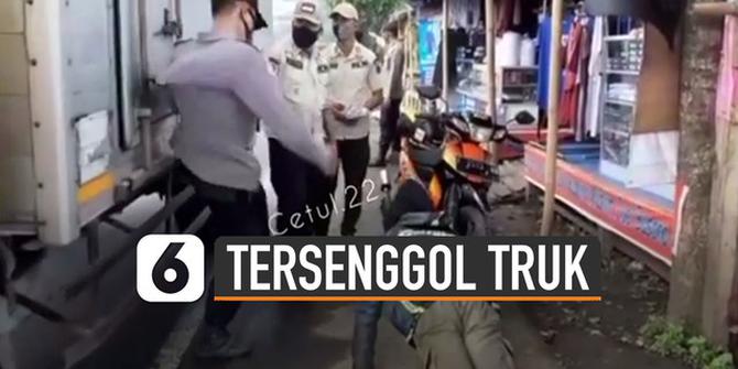 VIDEO: Ngilu, Polisi Tersenggol Truk Saat Menghukum Pemotor Tak Patuh Aturan Berkendara