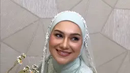Pamer senyuman manis, kebahagiaan terpancar jelas di wajah Irish Bella. Mata dan bibirnya on point sehingga membuatnya makin cantik. Tak hanya fokus dengan pesona Irish Bella, netizen juga fokus dengan kebaya yang dikenakan Irish Bella, yang di mana warnanya sama dengan kebaya yang dikenakannya ketika menikah dengan Ammar Zoni pada tahun 2019 silam. (Liputan6.com/IG/@rarachintya.mua)