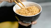 Sedang mengaduk mie instan. (Sumber: Mart Production/Pexels)