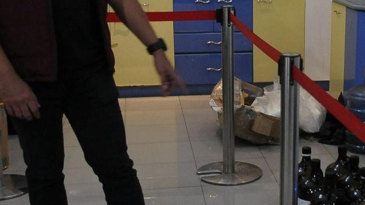 Dari ruangan laboratorium ekstasi ini para tersangka bisa memproduksi 3.000 butir pil ekstasi setiap jamnya.