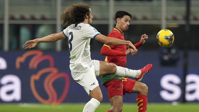 Gelandang AC Milan Tijjani Reijnders (kanan) saat beraksi melawan Lazio di San Siro, Senin (03/03/2025). (c) AP Photo/Antonio Calanni