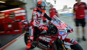 Pembalap Spanyol dari Tim Ducati Lenovo, Marc Marquez, meninggalkan pit selama sesi latihan bebas pertama menjelang Grand Prix MotoGP Prancis di Le Mans, Prancis barat laut, pada 8 Mei 2026. (Loic VENANCE/AFP)