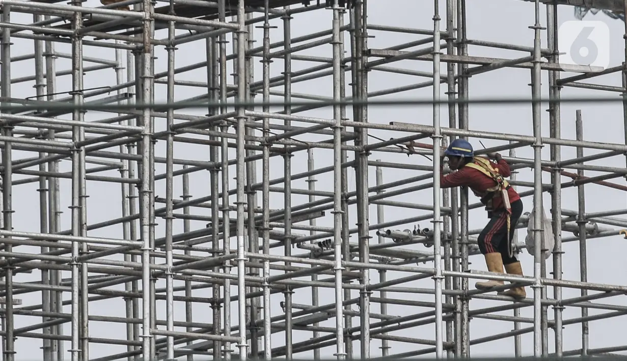 Aktivitas pekerja saat menyelesaikan proyek pembangunan Jakarta International Stadium (JIS) atau juga yang dikenal Stadion Bersih Manusiawi Wibawa (BMW), Kamis (9/7/2020). (merdeka.com/Iqbal S. Nugroho)