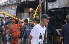 FOTO: Momen 100 Petugas Pemadam Kebakaran Jinakkan Api yang Melahap Habis Rumah dan Toko di Kawasan Manggarai