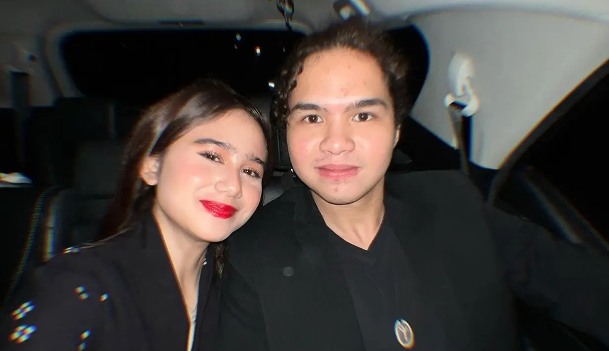 Hadir ke pernikahan Adiba dan Egy, Tissa Biani dan Dul Jaelani didoakan segera menyusul. Pasangan yang diketahui sudah pacaran selama 3 tahun ini tampil serasi dan elegan dengan busana warna hitam. Memesona dengan lipstik merah yang warnanya kontras dengan busana yang dikenakannya, penampilan bintang film KKN di Desa Penari ini bikin pangling, apalagi dengan rambut digerai. (Liputan6.com/IG/@tissabiani)