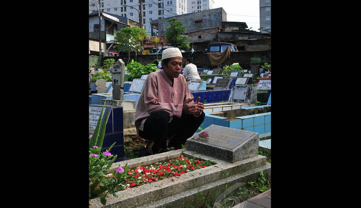 Umumnya para peziarah memadati TPU Karet Bivak usai melaksanakan solat Ied, Jakarta, Senin (28/7/14). (Liputan6.com/Johan Tallo)