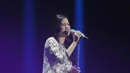 Aksi Raisa saat konser perdananya di televisi dalam The Biggest Concert Jatuh Hati Raisa, yang digelar di Studio 6 Emtek, Jakarta, Kamis (5/11) malam. (Liputan6.com/Herman Zakharia)