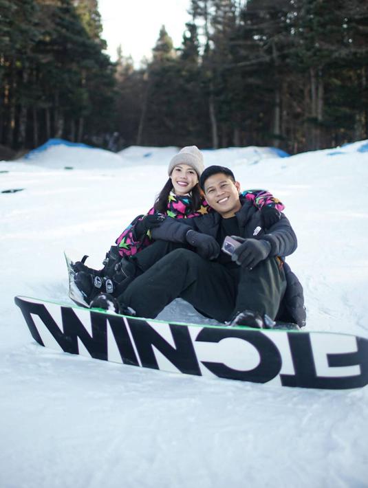 Seru main salju yang belum mahir dalam bermain ski, namun keduanya bisa mengabadikan momen mesra bareng. Momen kemesraan keduanya ini pun banyak mencuri perhatian dari netizen dan mendapat banyak doa agar keduanya lekas menikah. (Liputan6.com/IG/@delladartyan)
