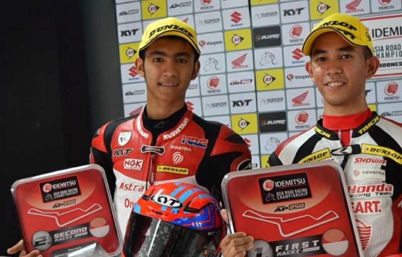 Pebalap AHRT, Gerry Salim (kanan) dan Andi Gilang, sama-sama naik podium pada balapan kedua Asia Road Racing Championship (ARRC) 2017 kelas Asia Production 250 di Sirkuit Sentul, Minggu (13/8/2017). (AHRT)