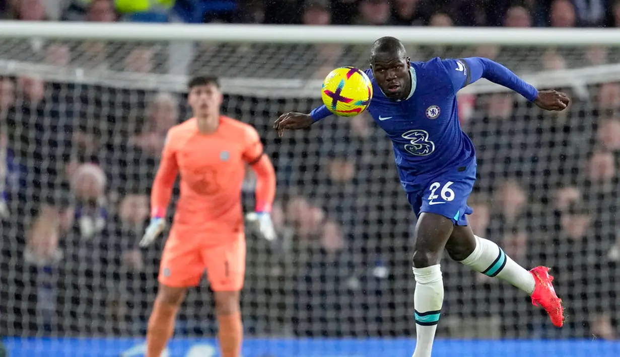 Pemain Chelsea Kalidou Koulibaly menyundul bola saat melawan Bournemouth pada pertandingan sepak bola Liga Inggris di Stadion Stamford Bridge, London, Inggris, 27 Desember 2022. Chelsea mengalahkan Bournemouth dengan skor 2-0. (AP Photo/Kin Cheung)