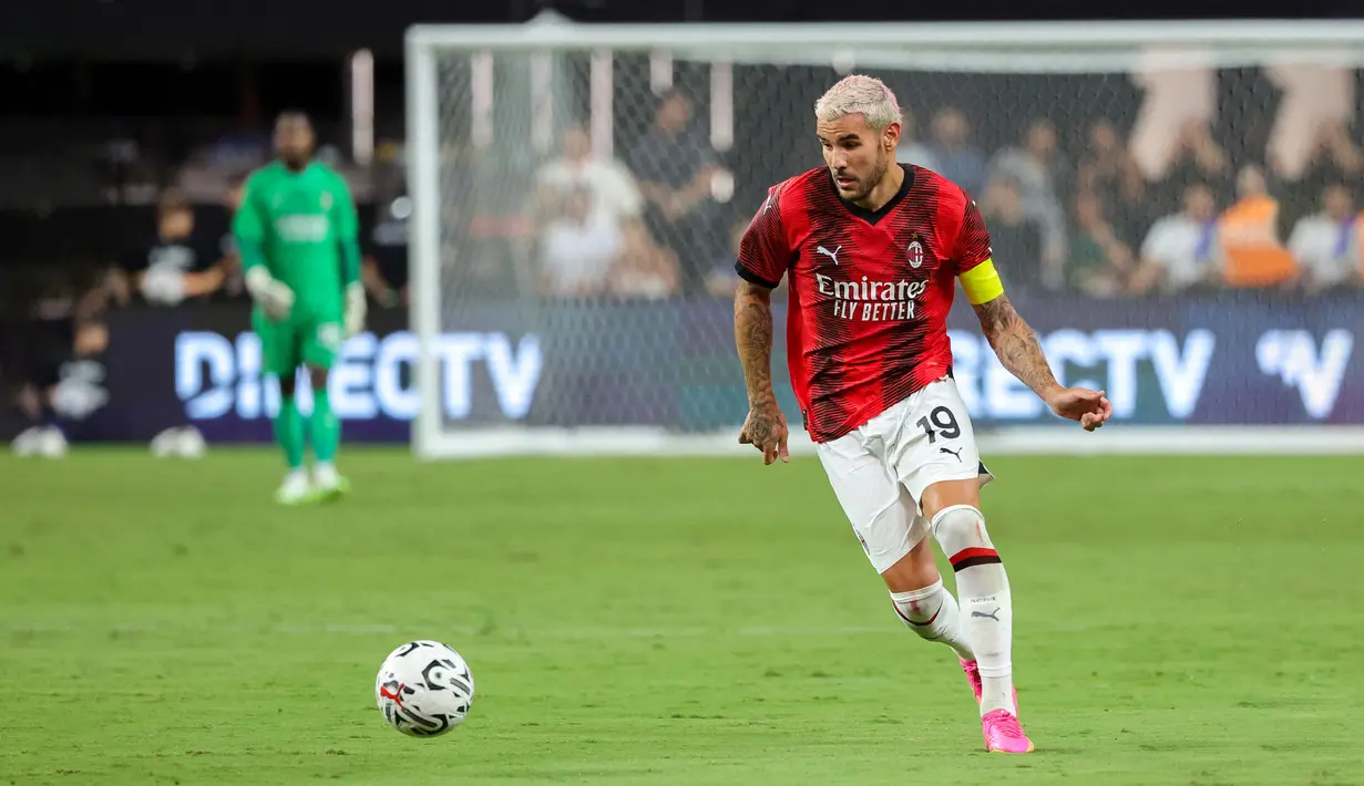 Theo Hernandez menjadi pemain andalan Stefano Pioli selama berada di AC Milan. Tempatnya di starting eleven tidak tergantikan. Theo masih belum membuat assist untuk Milan pada musim ini. Namun, pemain asal prancis tersebut sudah menyumbang satu gol untuk Rossoneri. (AFP/Getty Images/Ethan Miller)