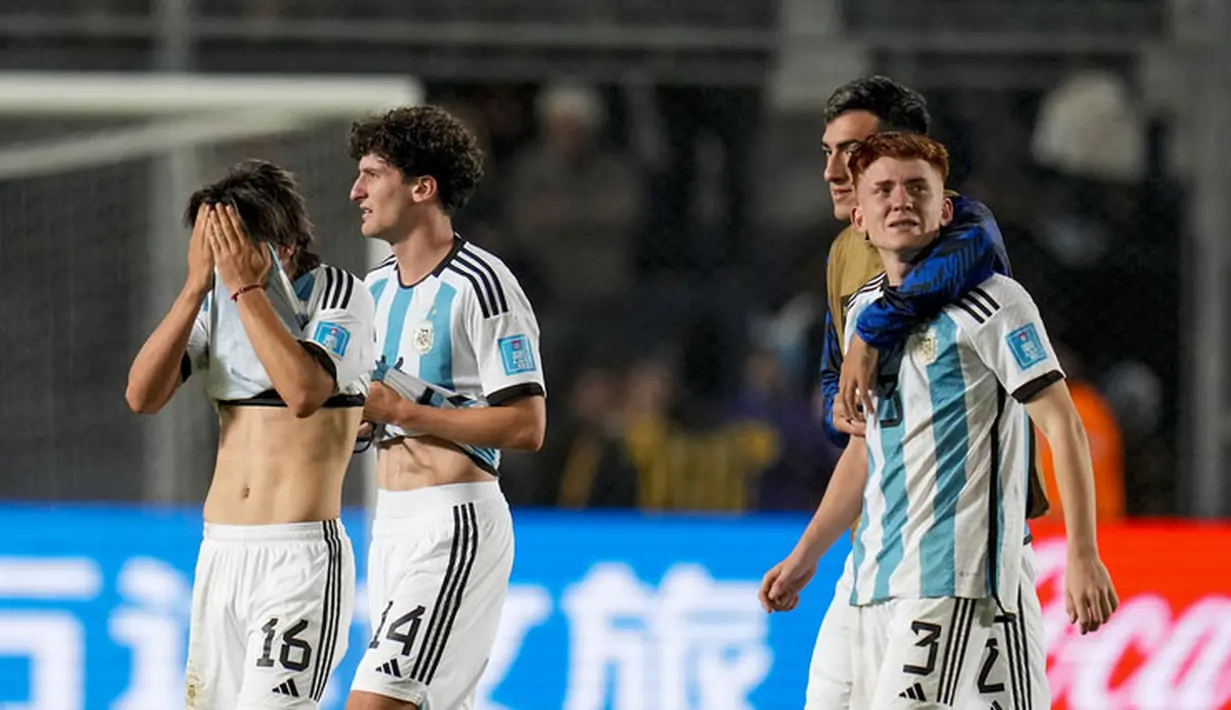 Pemain Timnas Argentina  menangis meninggalkan lapangan setelah ditaklukkan Nigeria pada laga babak 16 besar Piala Dunia U-20 di Stadion Bicentenario, Argentina, Rabu (31/5/2023). Argentina menyerah dua gol tanpa balas. (AP Photo/Ricardo Mazalan)