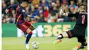 Neymar mengecoh kiper Sporting Gijon dan mencetak gol pada lanjutan La Liga Spanyol di Stadion Camp Nou, Barcelona, Sabtu (23/4/2016). (Reuters/Albert Gea)