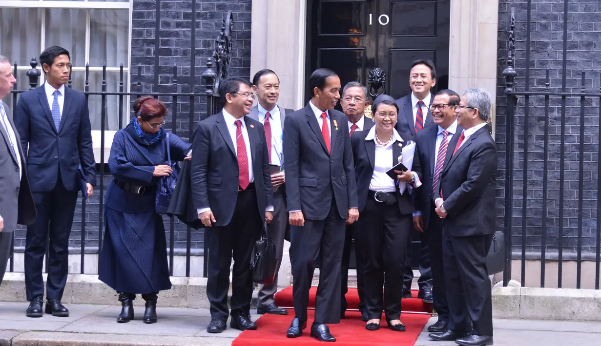 Presiden Jokowi beserta rombongan saat mengunjungi Perdana Menteri Kerajaan Inggris, David Cameron, London, Selasa (19/4/2016). (Foto: Laily Rachev/ Setpres)