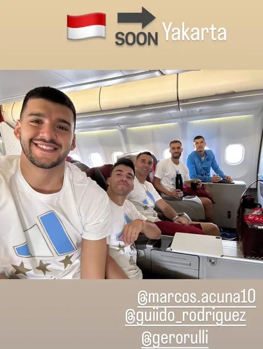 Melihat potret Timnas Argentina OTW ke Indonesia ini, tak sedikit netizen yang mencari-cari sosok Messi. (Liputan6.com/IG/alemacallister)
