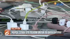 Warga Palu manfaatkan kantor Sentral Otomat (STO ) Telkom untuk mengisi ulang daya telpon genggam lantaran listrik mati.